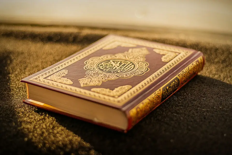 Mushaf posé sur un pupitre