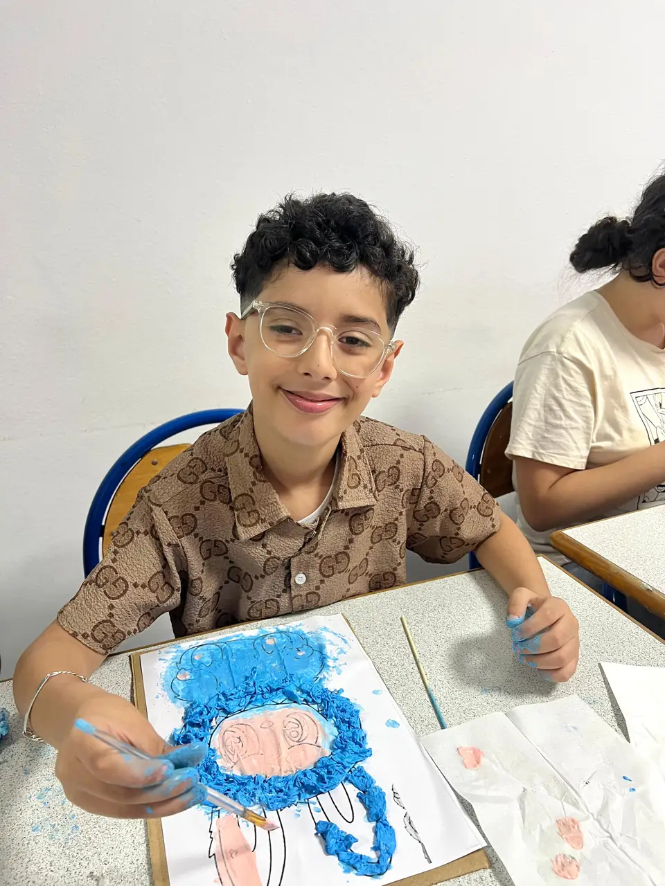 Enfant à l'atelier de peinture du centre FLC à Tanger