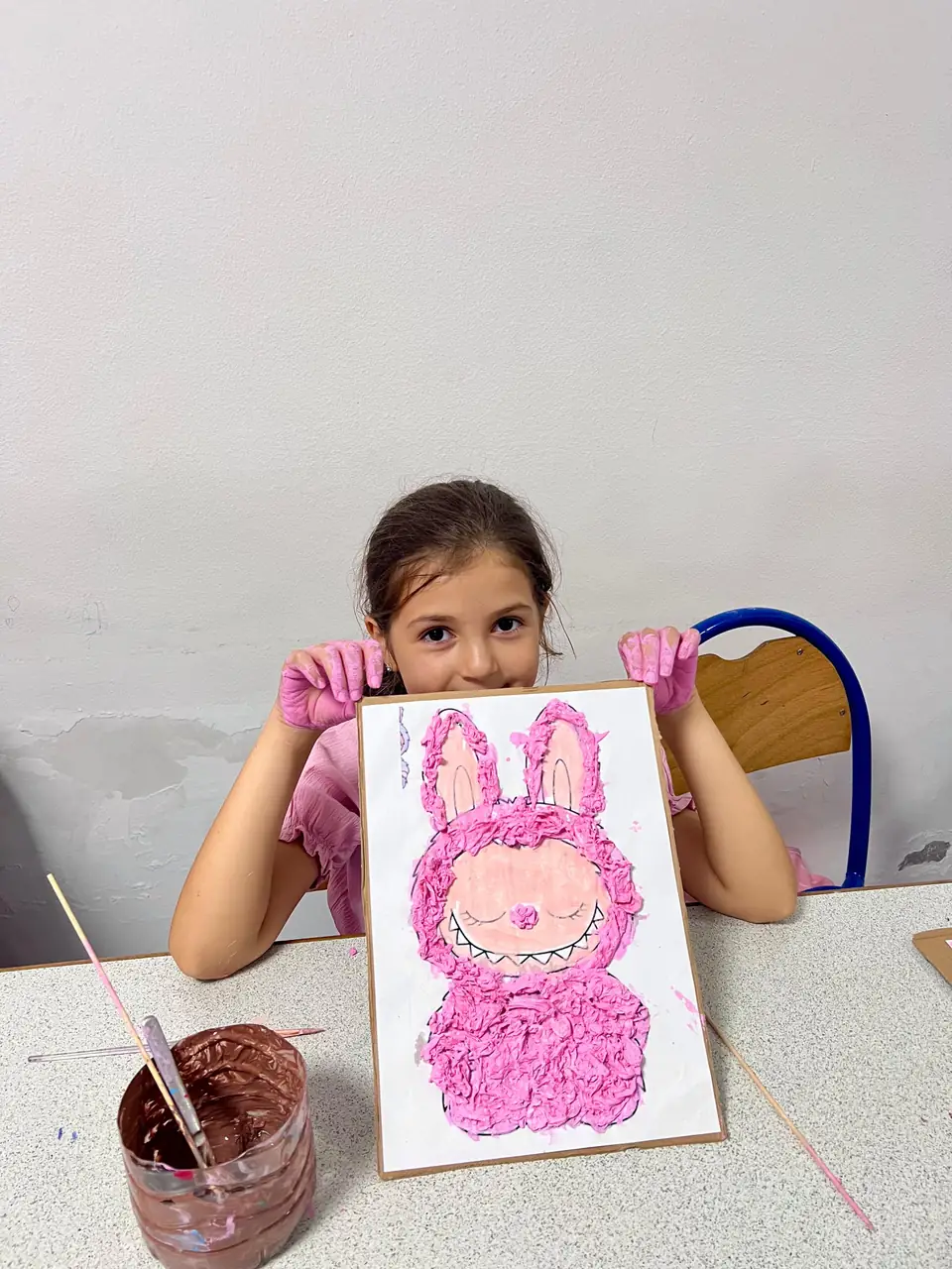 Enfant à l'atelier de peinture du centre FLC à Tanger