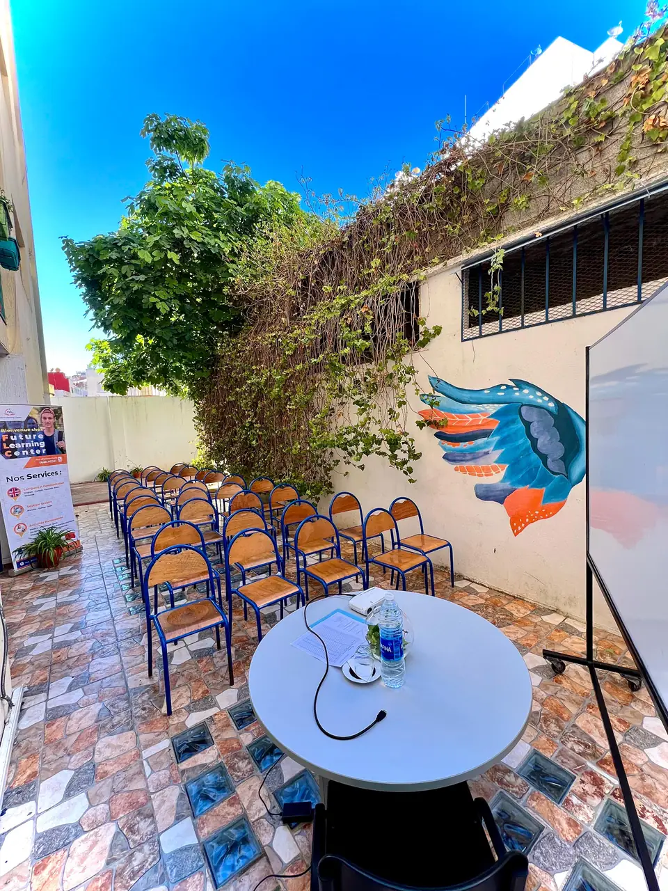 La cour du centre et sa fresque