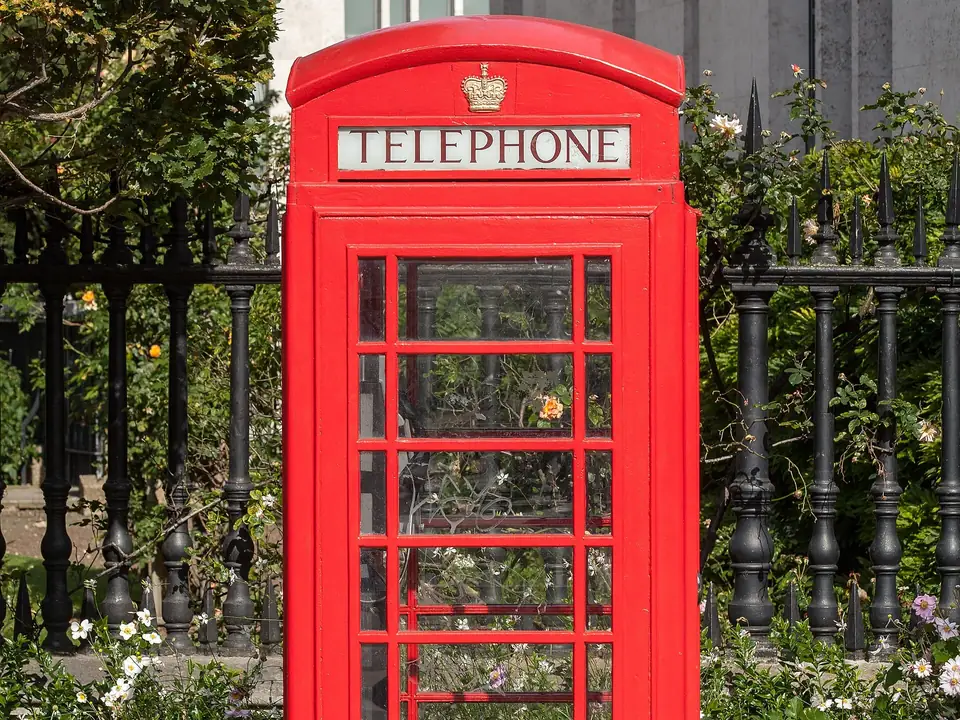 Cabine téléphonique rouge londonienne — l'anglais, langue du quotidien international