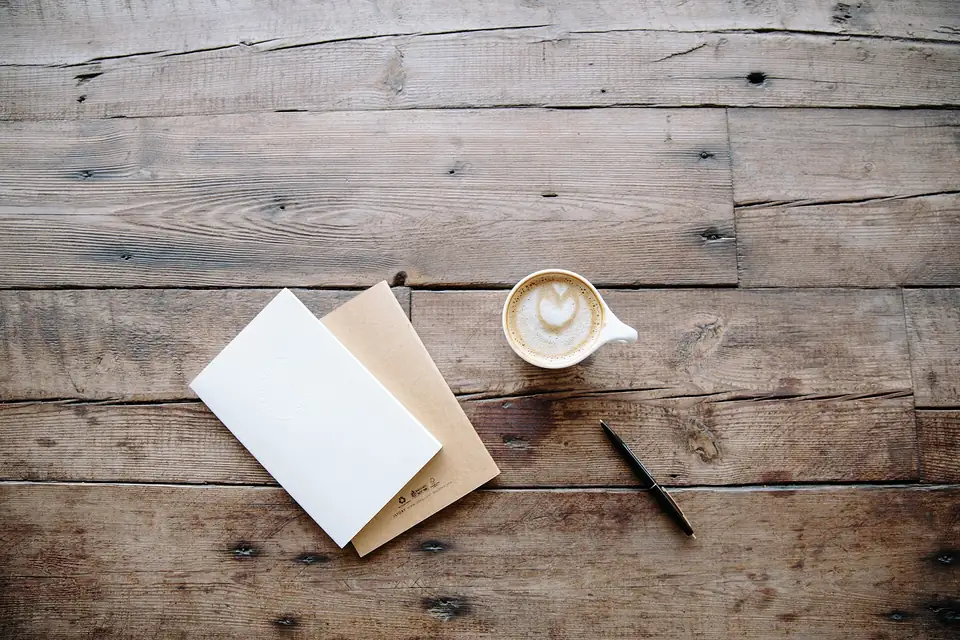 Carnets, stylo et café sur un bureau — les années lycée demandent méthode et régularité
