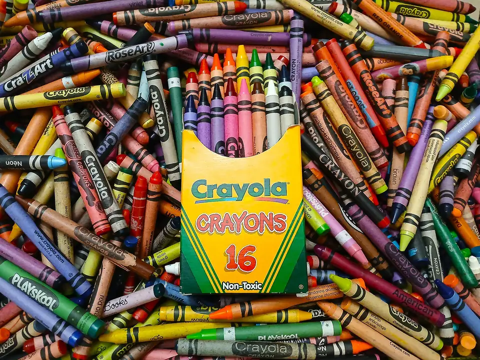 Crayons de couleur d'écoliers — les années primaire, celles des fondations